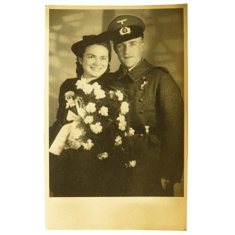 Duitse infanterie Feldwebel in overjas met vrouw in 1942 jaar. Espenlaub militaria